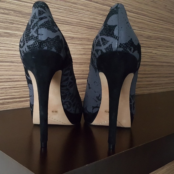 Vince Camuto Heels - Picture 3 of 6